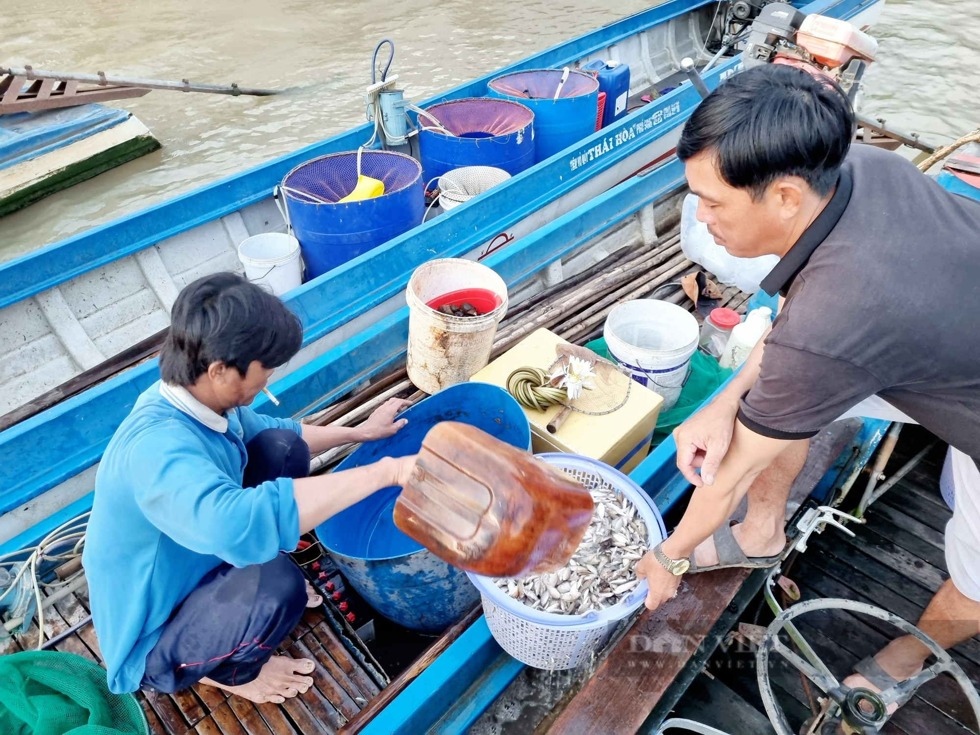 Phóng sự ảnh: Nhộn nhịp chợ giữa đồng vào mùa nước nổi nơi đầu nguồn biên giới An Giang - Ảnh 6.