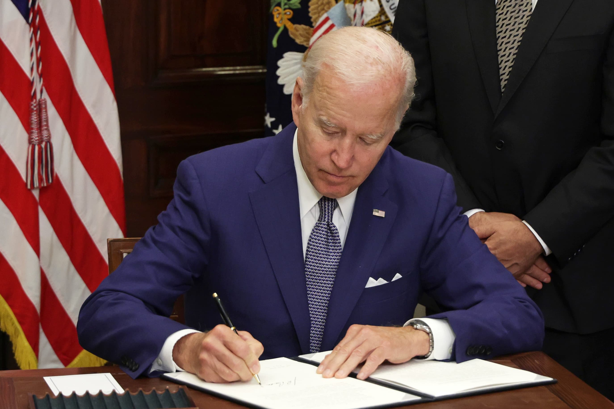 Tổng thống Hoa Kỳ Joe Biden đã ký một lệnh hành pháp hôm 15/9, đặt ra những lo ngại về an ninh quốc gia đối với Washington khi xem xét các khoản đầu tư nước ngoài vào các lĩnh vực công nghiệp quan trọng như chất bán dẫn. Ảnh: @AFP.