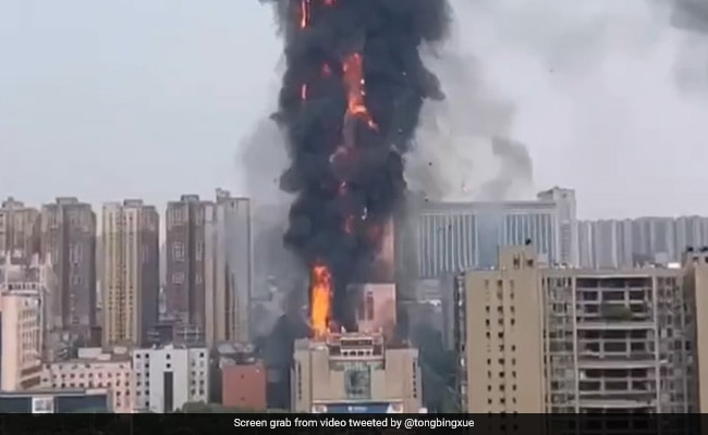 Trung Quốc: Cháy lớn nhấn chìm tòa nhà chọc trời trong biển lửa - Ảnh 2.