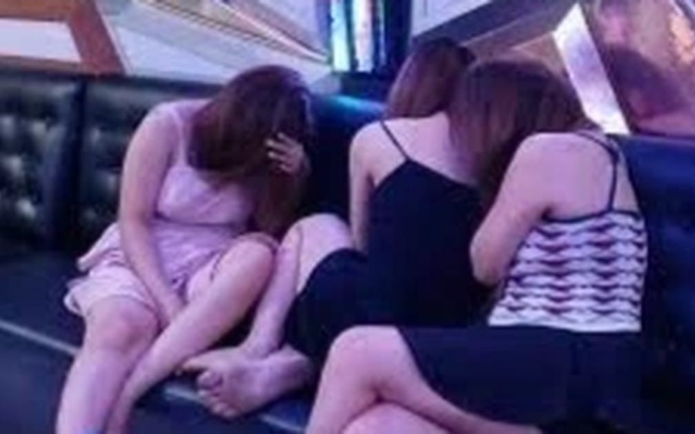 Phá ổ nhóm chuyên &quot;chăn dắt&quot; nữ tiếp viên quán karaoke