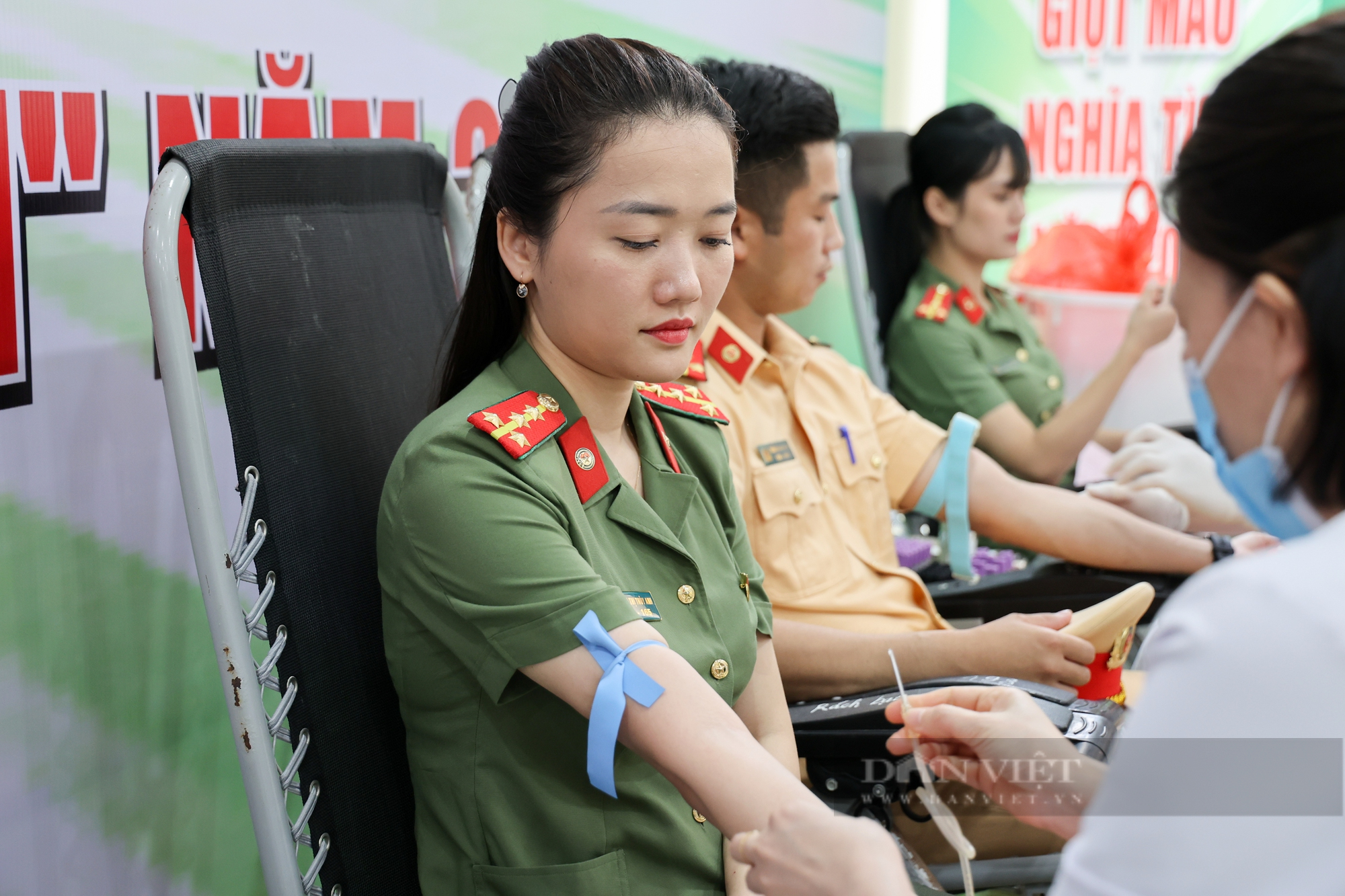 Hơn 3.000 chiến sĩ công an Thủ đô tham gia hiến máu tại &quot;Hành trình giọt máu nghĩa tình năm 2022&quot; - Ảnh 9.