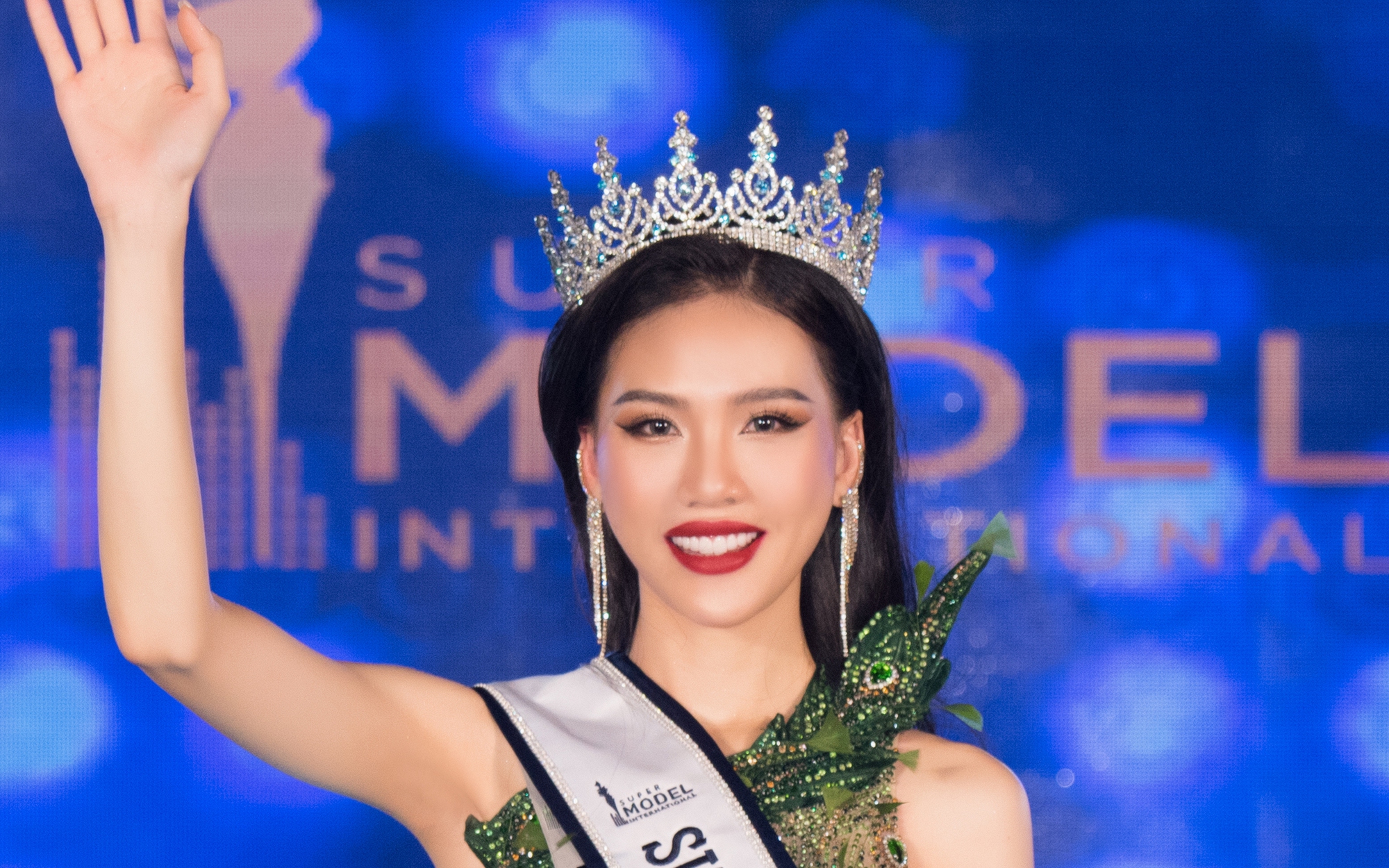 Bùi Quỳnh Hoa xuất sắc đăng quang Quán quân Super Model International 2022