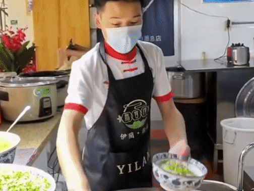 Trung Quốc: Một nhà hàng gây ấn tượng với thực khách bằng tuyệt chiêu này - Ảnh 1.