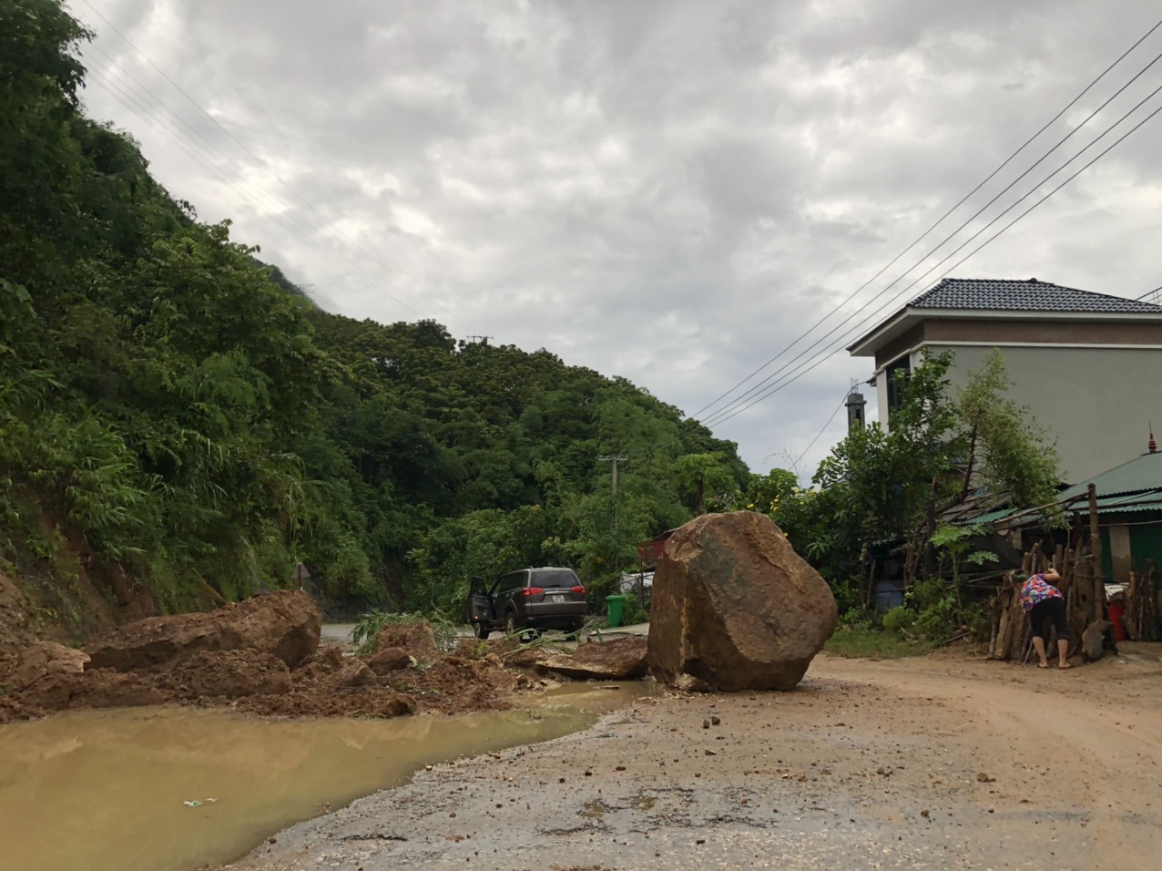 Sơn La: Mưa lũ gây sạt lở và ùn tắc nhiều tuyến đường - Ảnh 1.