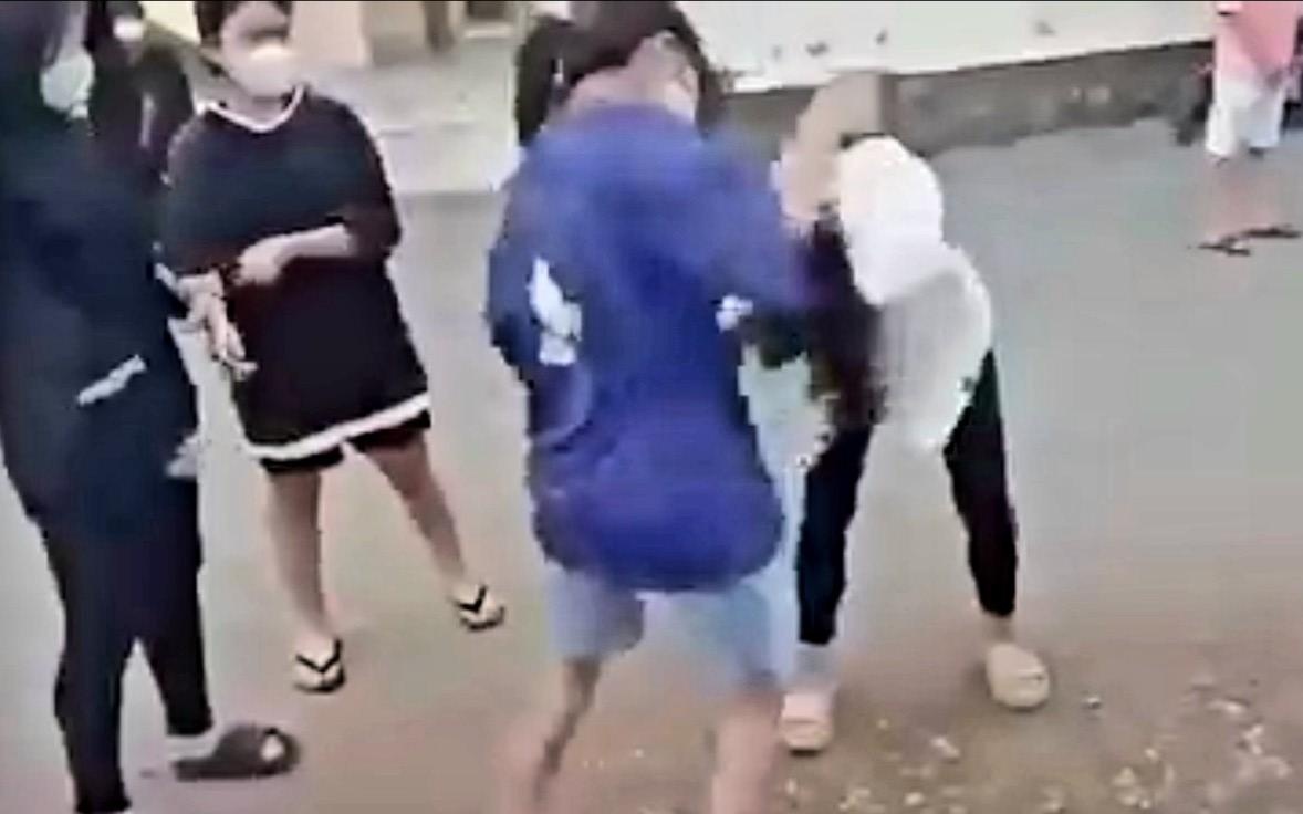 2 nữ sinh THCS đánh nhau, hàng chục học sinh đứng xem, quay clip