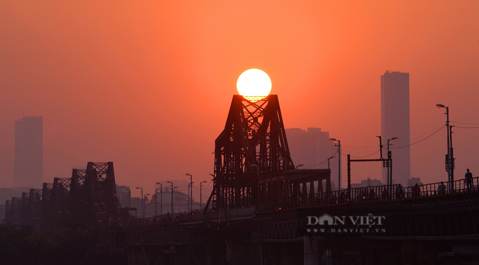 Cầu Long Biên đẹp rực rỡ dưới ánh nắng chiều thu - Ảnh 7.