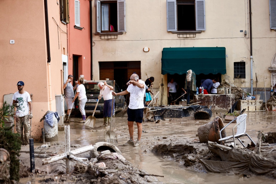 Lũ quét bất thường nuốt chửng nạn nhân ở miền Trung Italia - Ảnh 3.