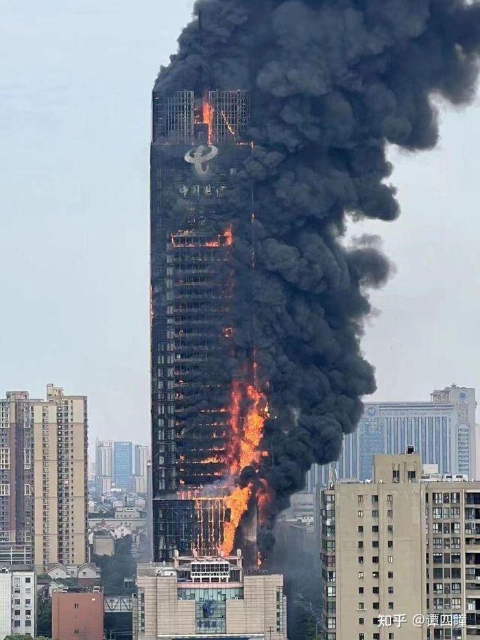 Từ vụ cháy cao ốc ở Trung Quốc: Cách thoát hiểm và tầng lánh nạn - Ảnh 1.