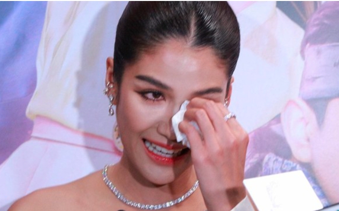 Hoa hậu Hoàn vũ Thái Lan 2015 bật khóc khi đứng trước nguy cơ mất nhà vì nợ nần