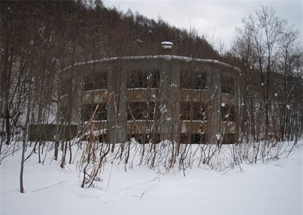 Bí ẩn rùng mình về &quot;ngôi trường tròn&quot;bỏ hoang nổi tiếng nhất tại Nhật Bản - Ảnh 1.