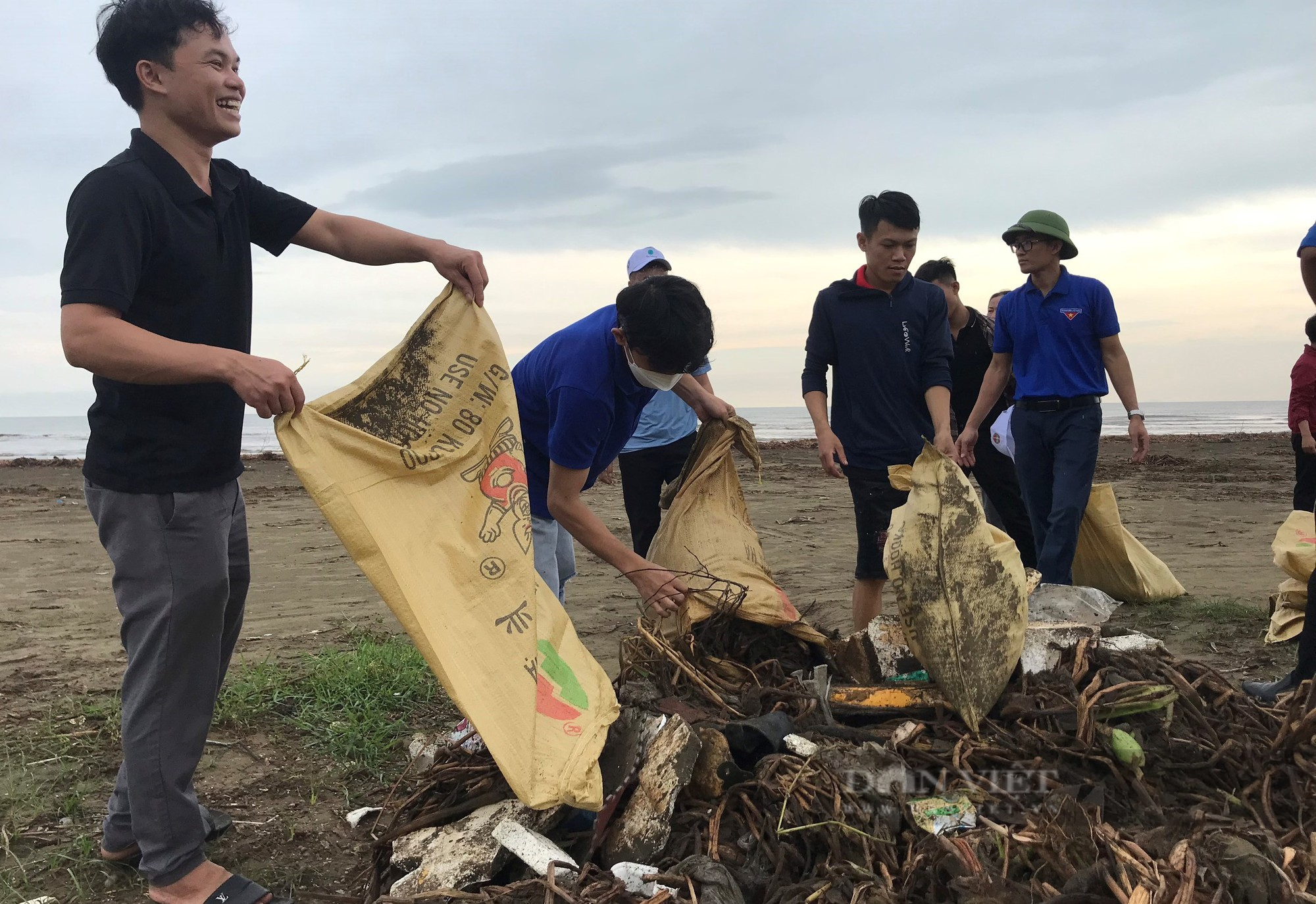 Hàng trăm nông dân Nghệ An ra quân làm sạch bãi biển trong ngày Cùng hành động để thế giới sạch hơn  - Ảnh 7.