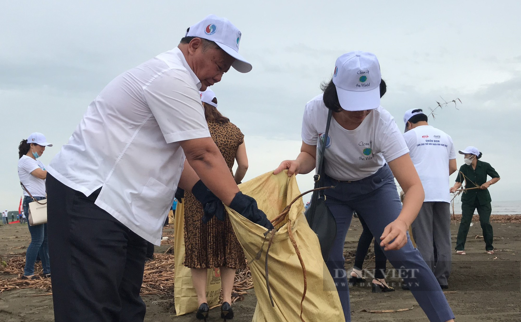 Hàng trăm nông dân Nghệ An ra quân làm sạch bãi biển trong ngày Cùng hành động để thế giới sạch hơn  - Ảnh 5.