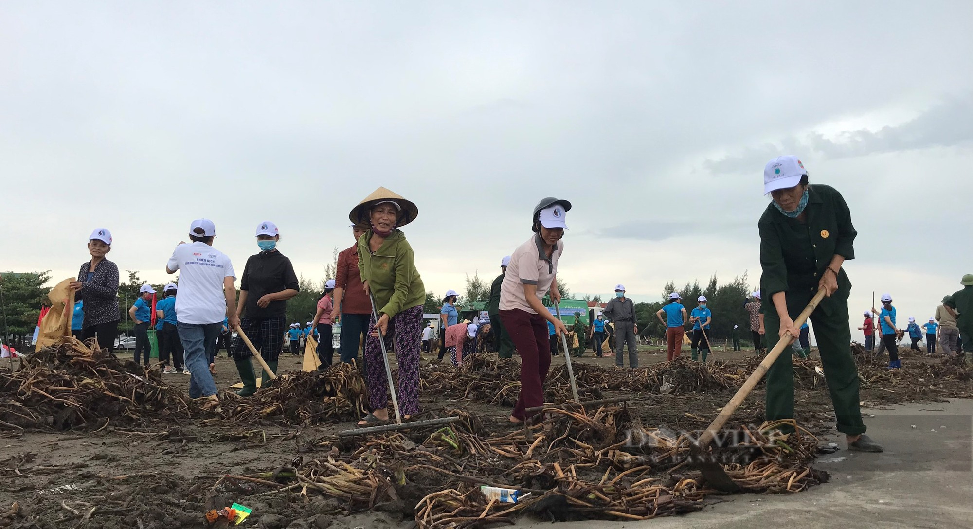 Hàng trăm nông dân Nghệ An ra quân làm sạch bãi biển trong ngày Cùng hành động để thế giới sạch hơn  - Ảnh 4.