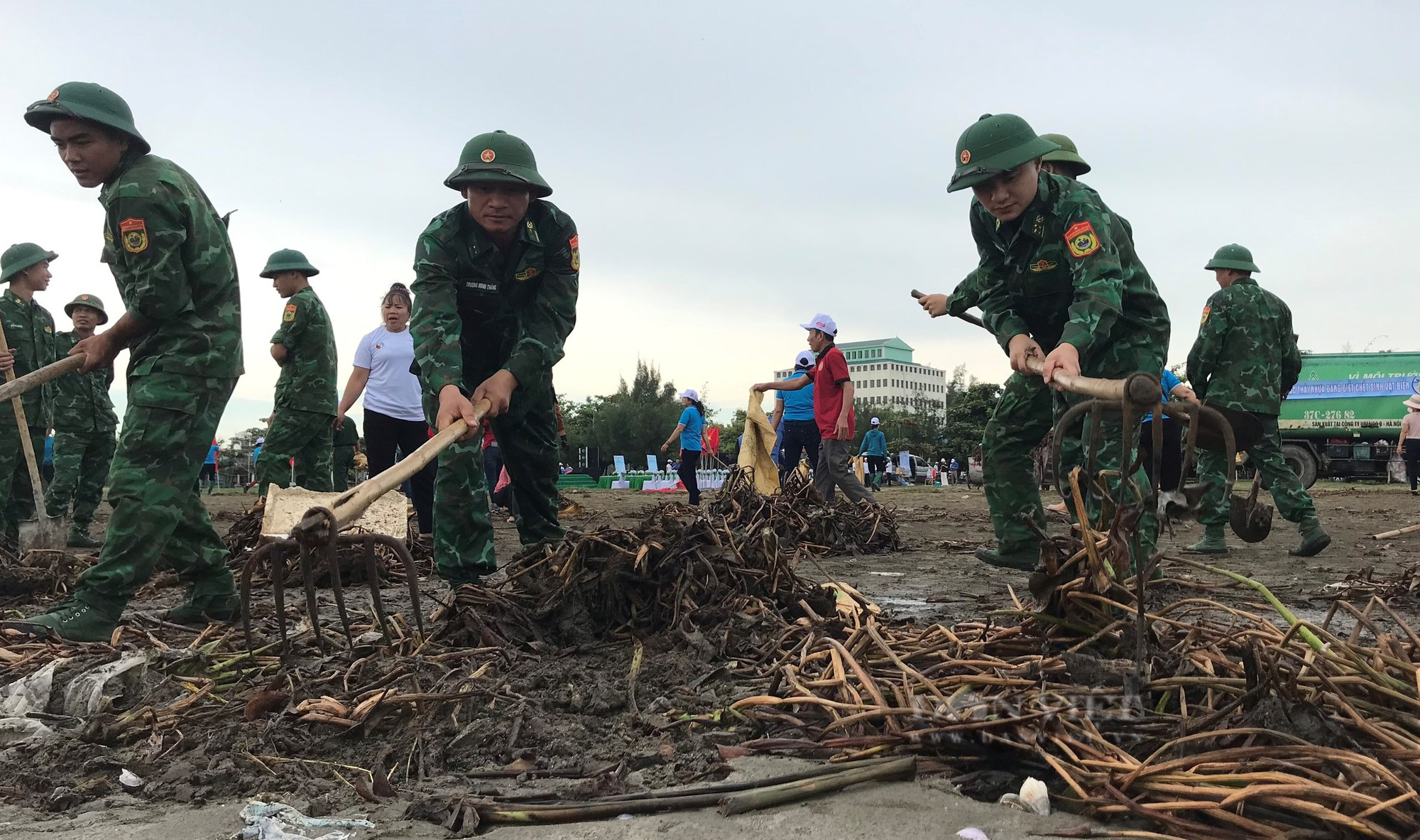 Hàng trăm nông dân Nghệ An ra quân làm sạch bãi biển trong ngày Cùng hành động để thế giới sạch hơn  - Ảnh 11.