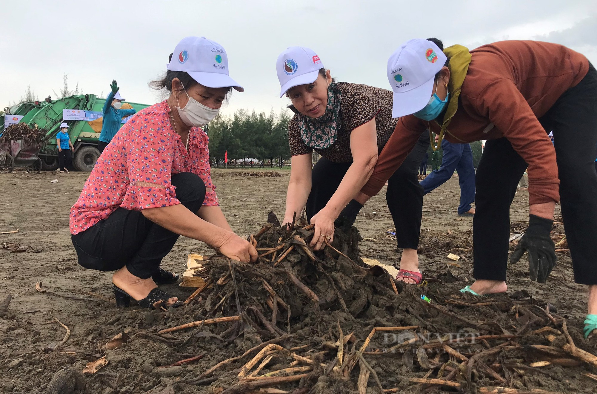 Hàng trăm nông dân Nghệ An ra quân làm sạch bãi biển trong ngày Cùng hành động để thế giới sạch hơn  - Ảnh 10.