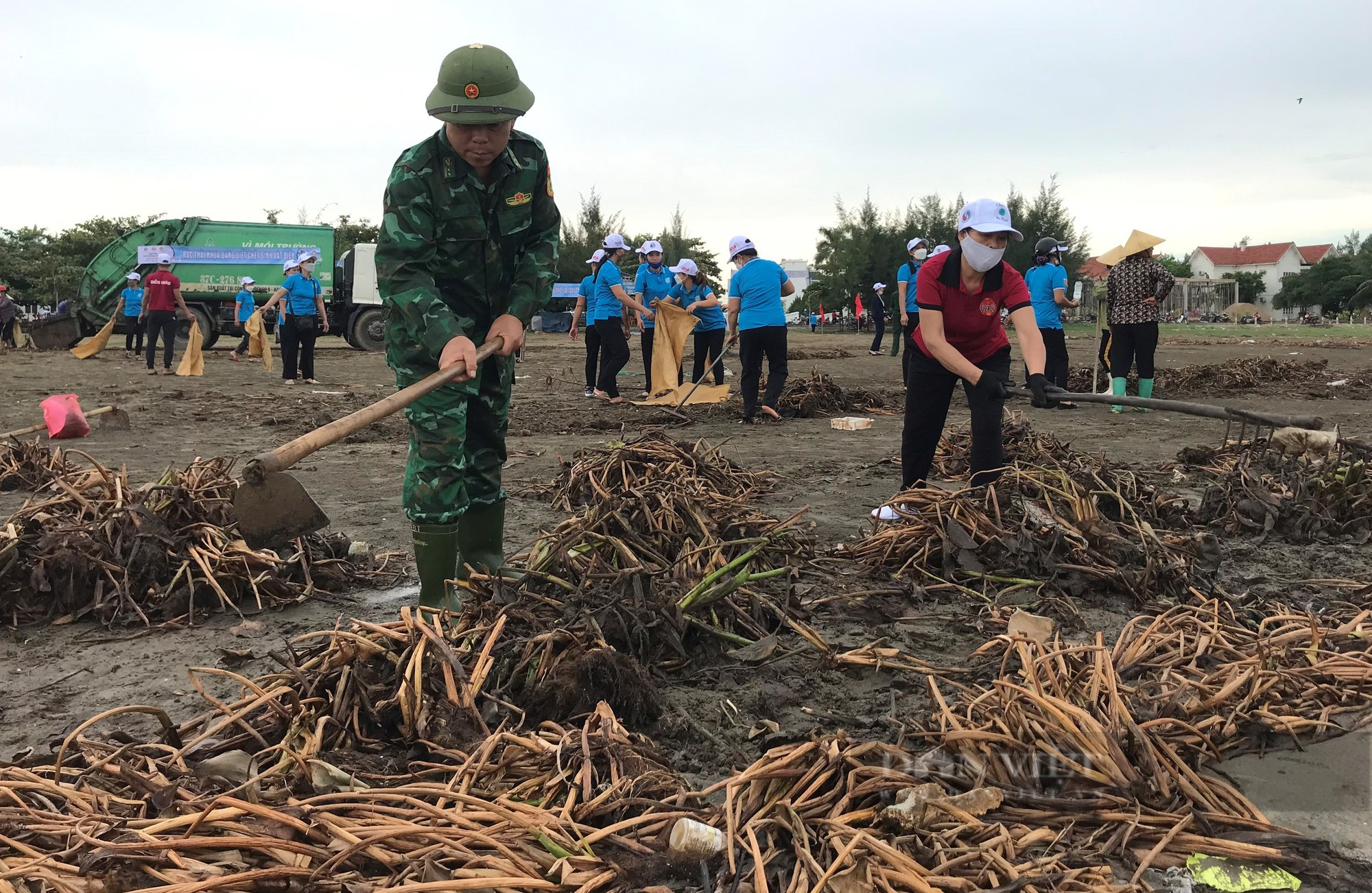 Hàng trăm nông dân Nghệ An ra quân làm sạch bãi biển trong ngày Cùng hành động để thế giới sạch hơn  - Ảnh 8.