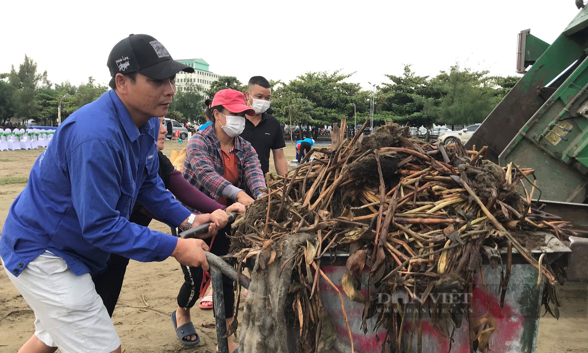 Hàng trăm nông dân Nghệ An ra quân làm sạch bãi biển trong ngày Cùng hành động để thế giới sạch hơn  - Ảnh 16.