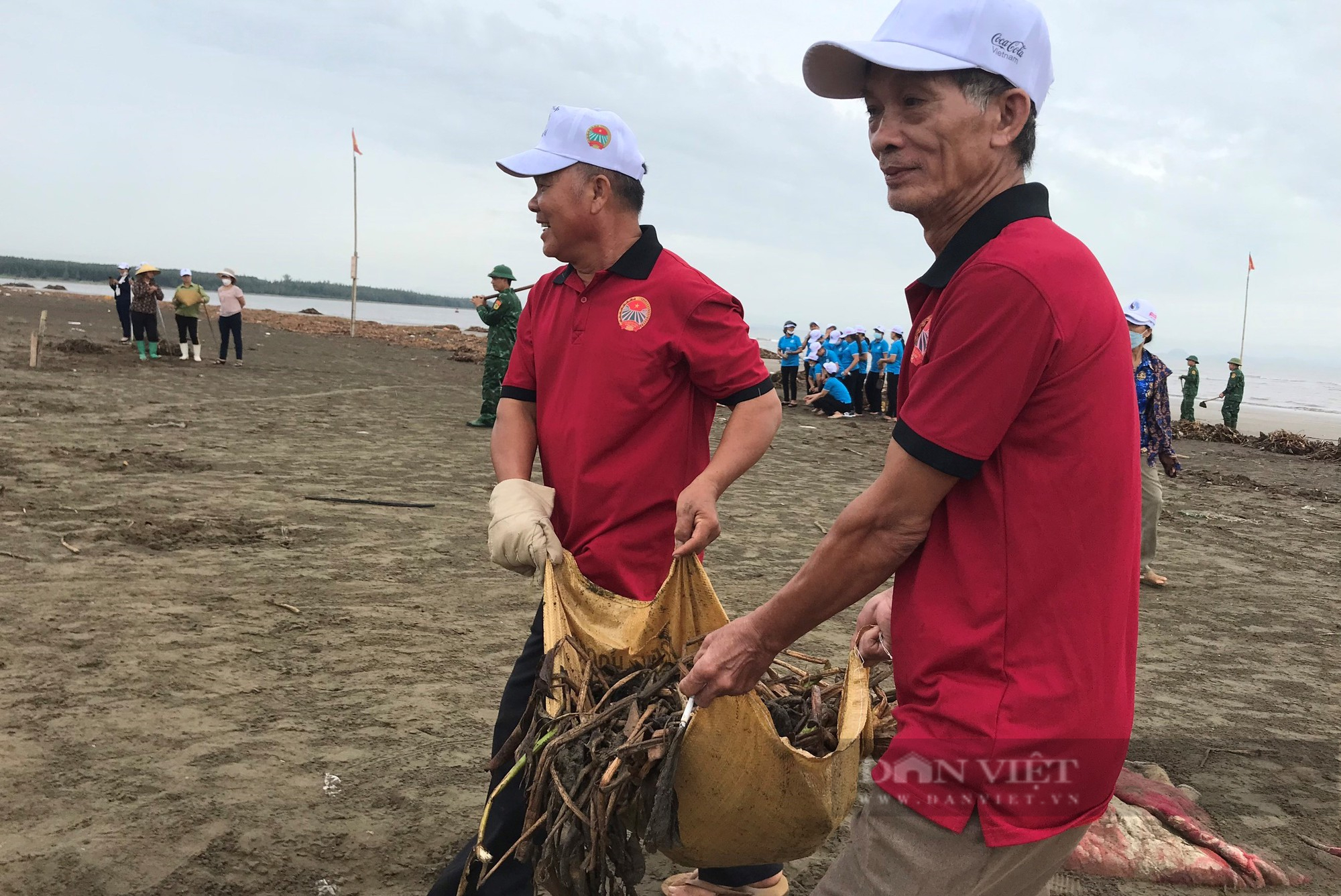 Hàng trăm nông dân Nghệ An ra quân làm sạch bãi biển trong ngày Cùng hành động để thế giới sạch hơn  - Ảnh 12.