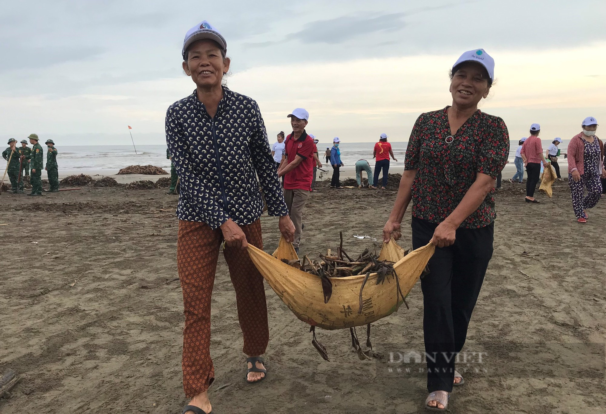 Hàng trăm nông dân Nghệ An ra quân làm sạch bãi biển trong ngày Cùng hành động để thế giới sạch hơn  - Ảnh 9.