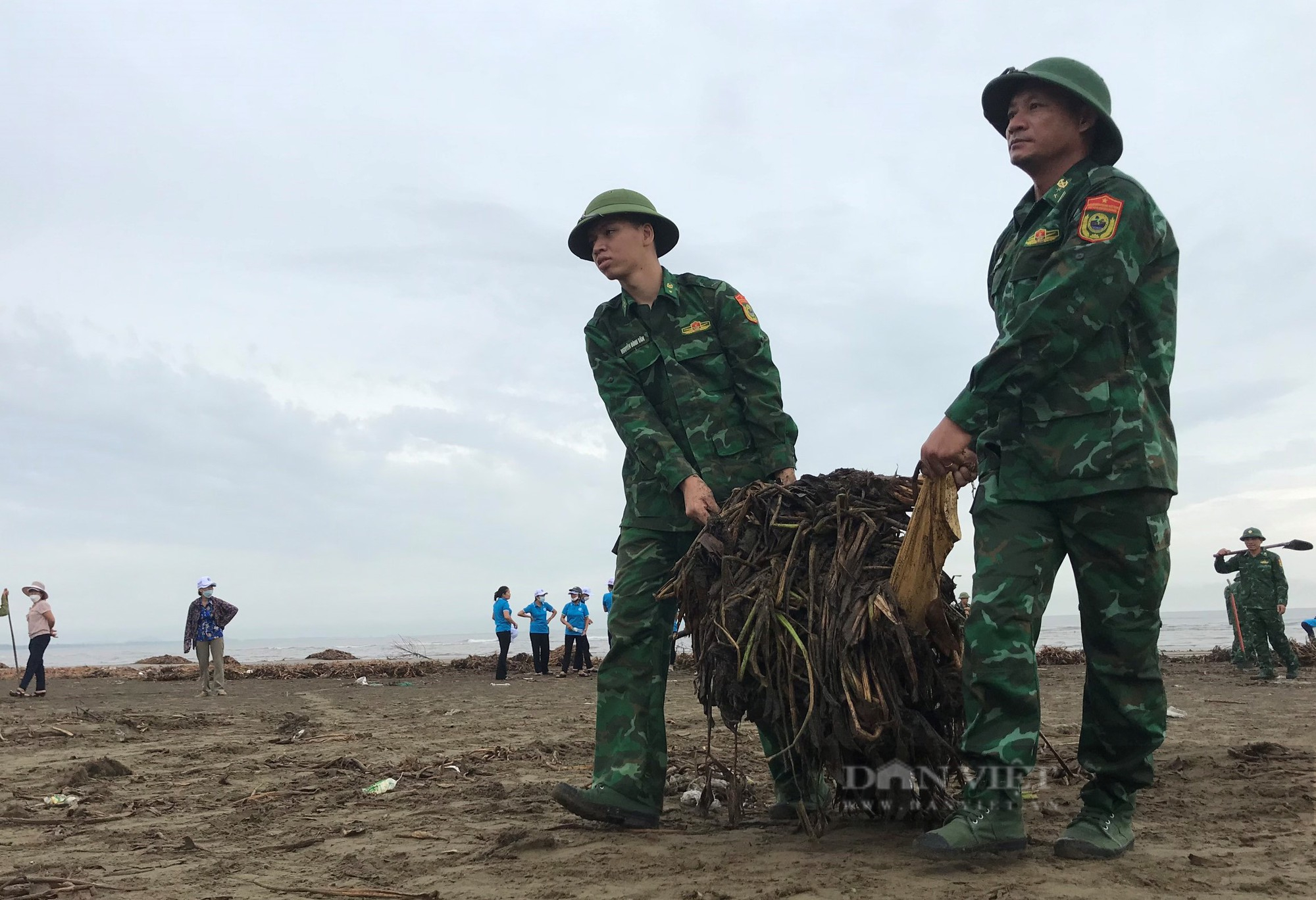 Hàng trăm nông dân Nghệ An ra quân làm sạch bãi biển trong ngày Cùng hành động để thế giới sạch hơn  - Ảnh 15.