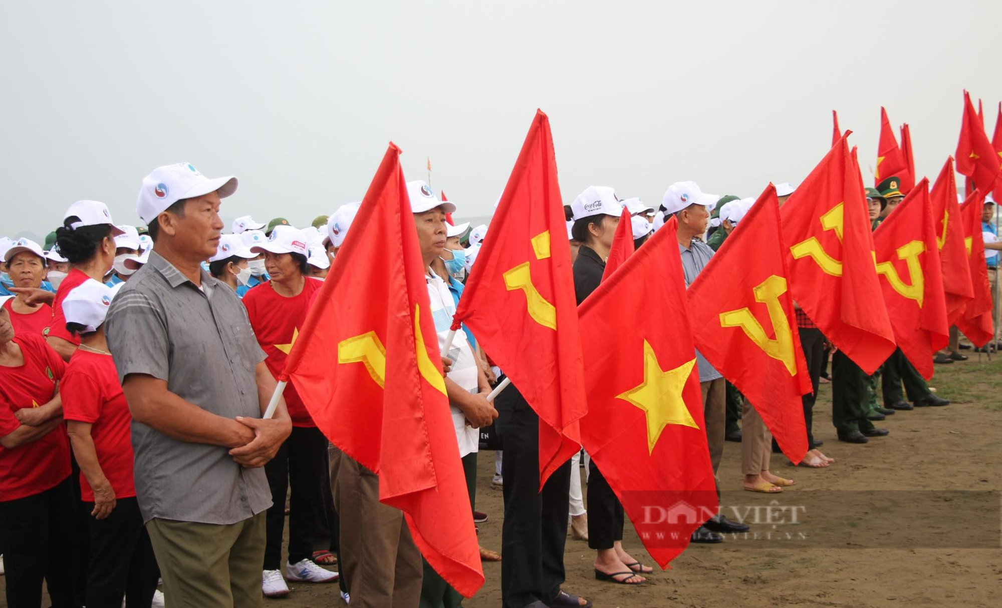 Hàng trăm nông dân Nghệ An ra quân làm sạch bãi biển trong ngày Cùng hành động để thế giới sạch hơn  - Ảnh 3.