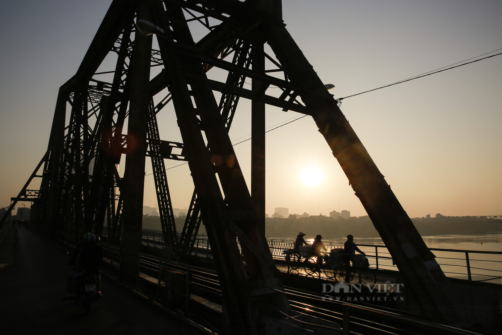Cầu Long Biên đẹp rực rỡ dưới ánh nắng chiều thu - Ảnh 3.