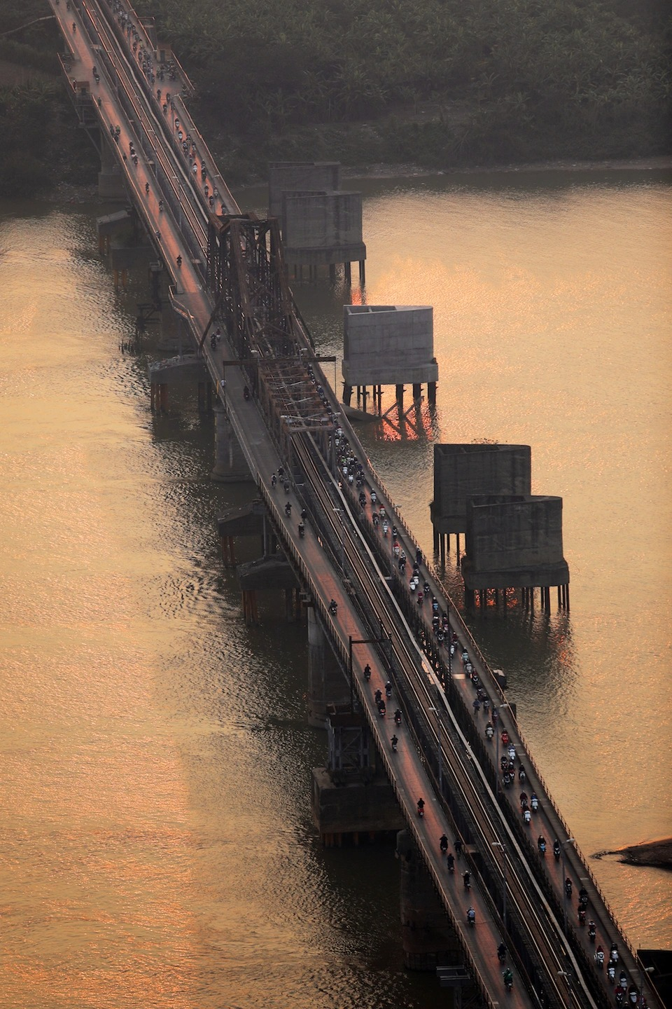 Cầu Long Biên đẹp rực rỡ dưới ánh nắng chiều thu - Ảnh 4.