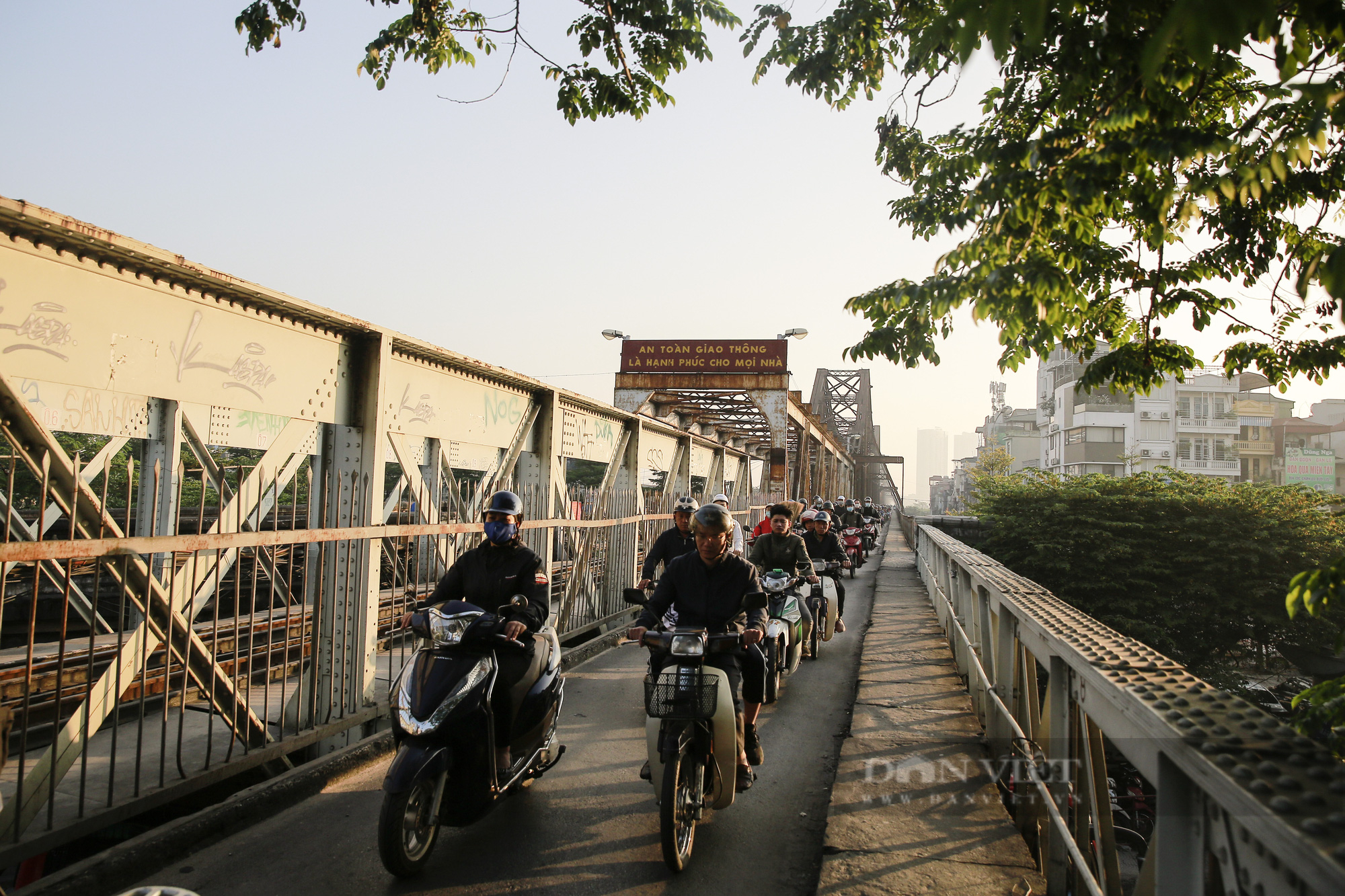 Cầu Long Biên đẹp rực rỡ dưới ánh nắng chiều thu - Ảnh 6.