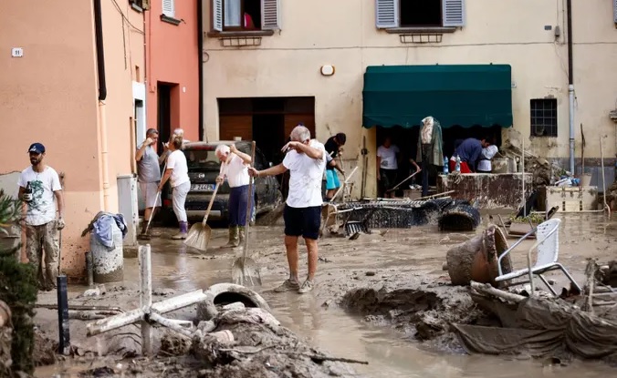 'Bom nước' đột ngột dội xuống Ý, ít nhất 9 người chết, nhiều người mất tích - Ảnh 2.
