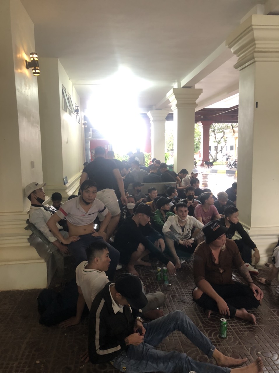 Tây Ninh: UBND tỉnh đã cử lực lượng hỗ trợ nhóm lao động bỏ chạy khỏi casino ở Campuchia - Ảnh 2.