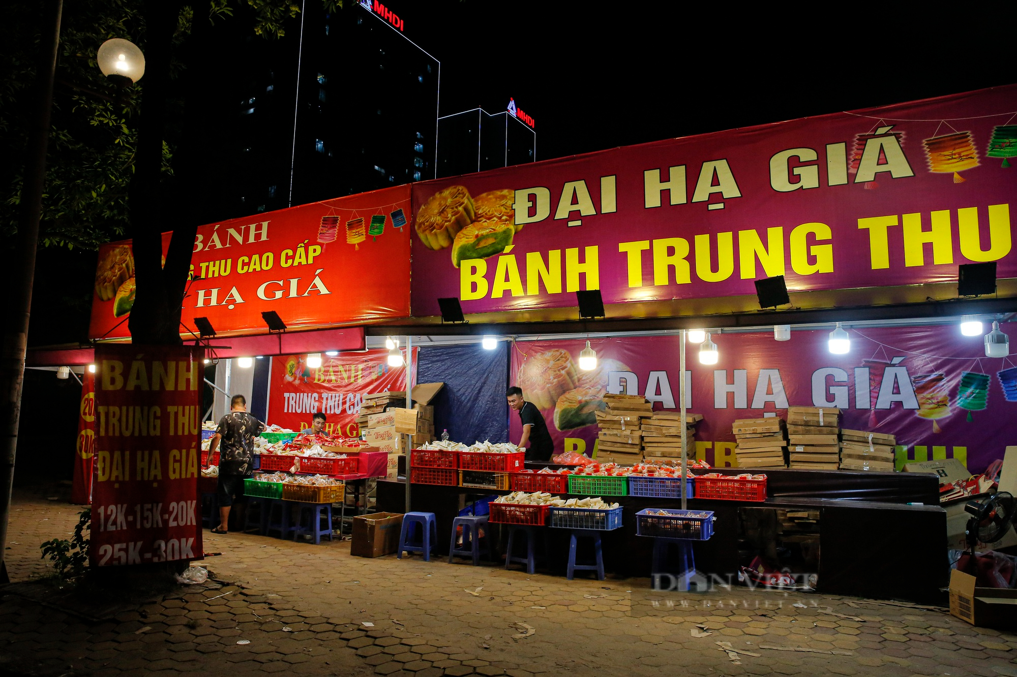 Bánh Trung thu đại hạ giá bày bán tràn lan trên vỉa hè Hà Nội - Ảnh 2.