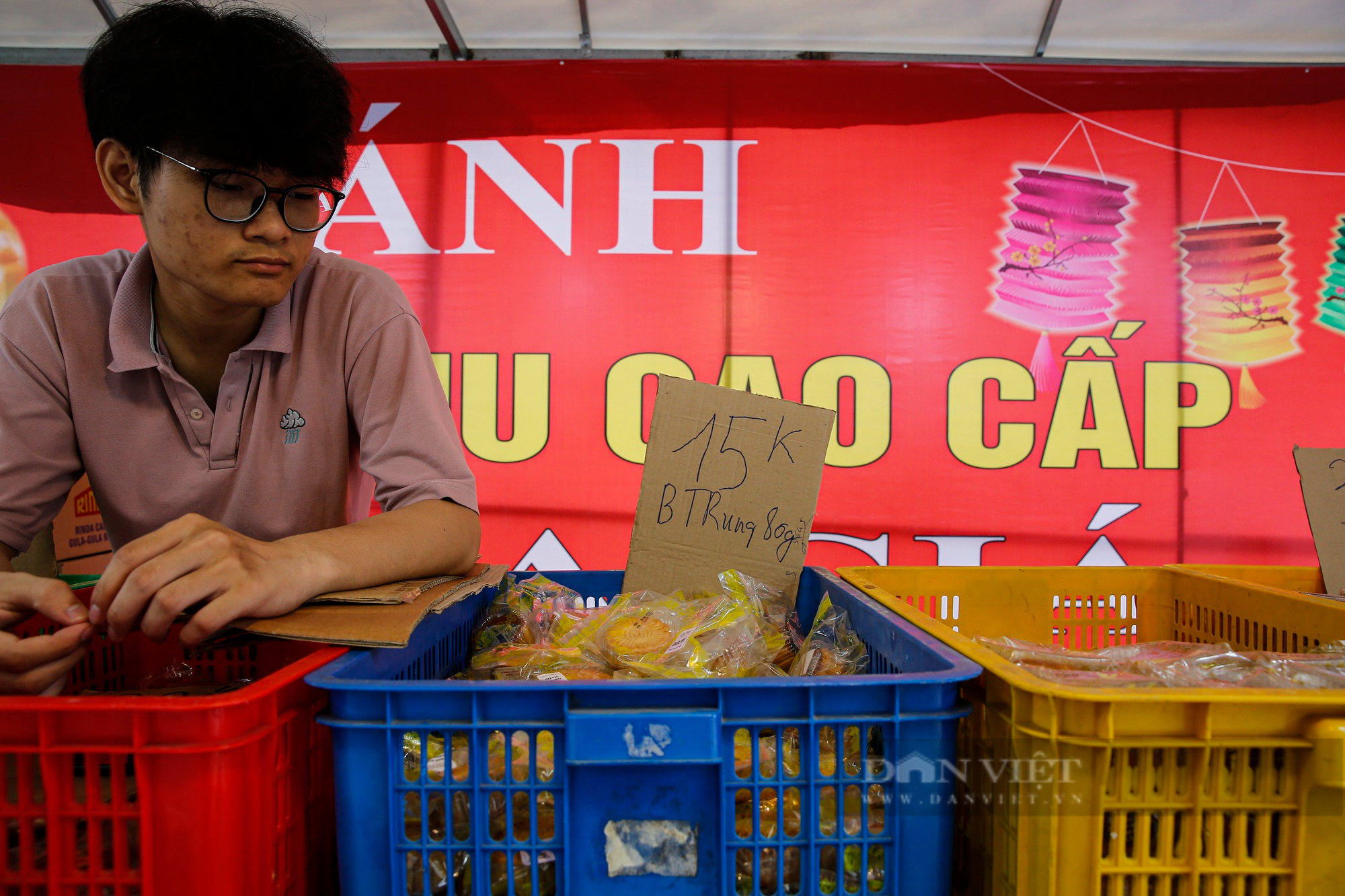 Bánh Trung thu đại hạ giá bày bán tràn lan trên vỉa hè Hà Nội - Ảnh 11.