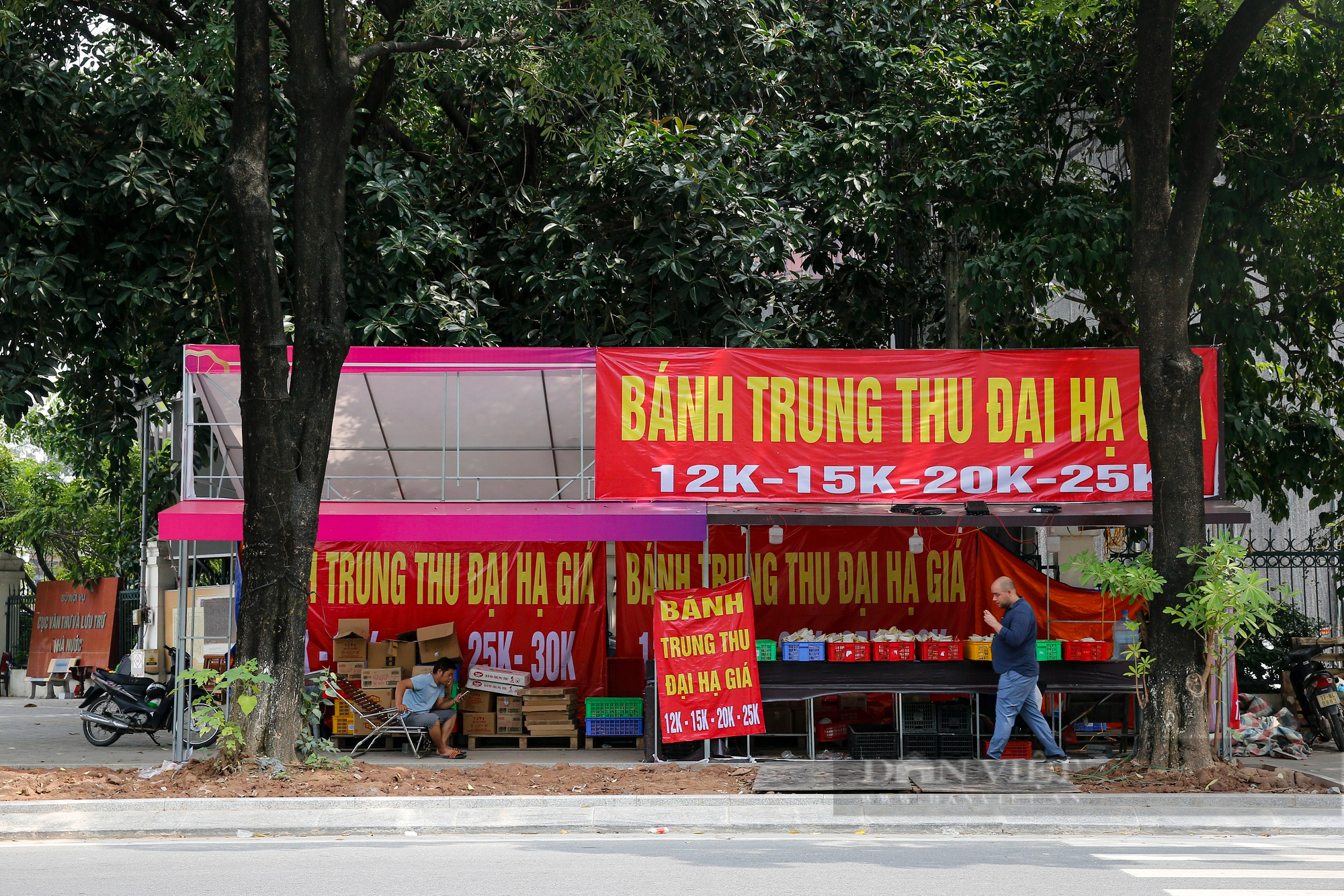 Bánh Trung thu đại hạ giá bày bán tràn lan trên vỉa hè Hà Nội - Ảnh 12.