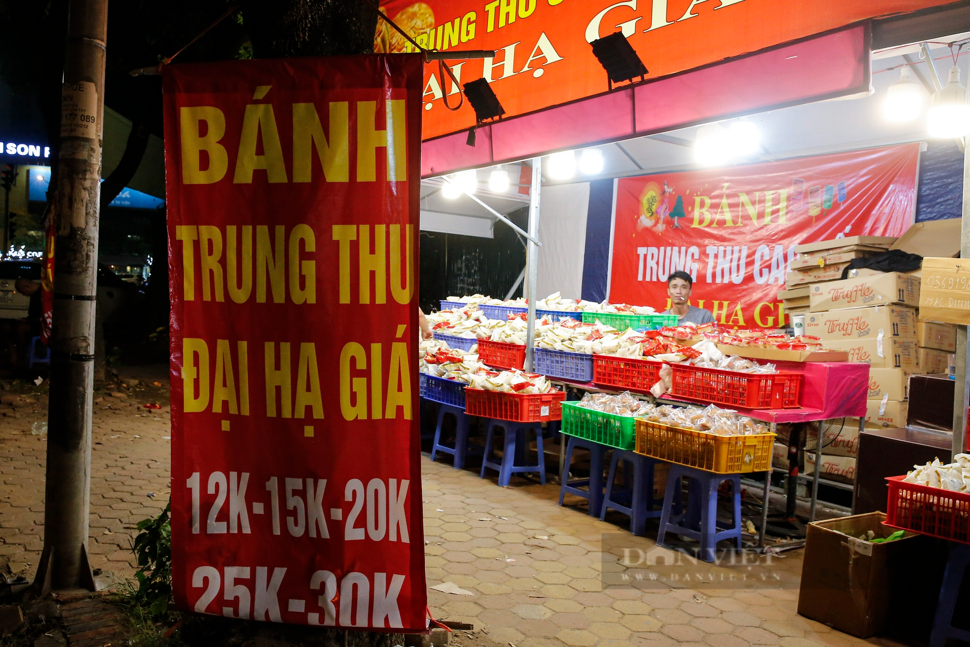 Bánh Trung thu đại hạ giá bày bán tràn lan trên vỉa hè Hà Nội - Ảnh 3.