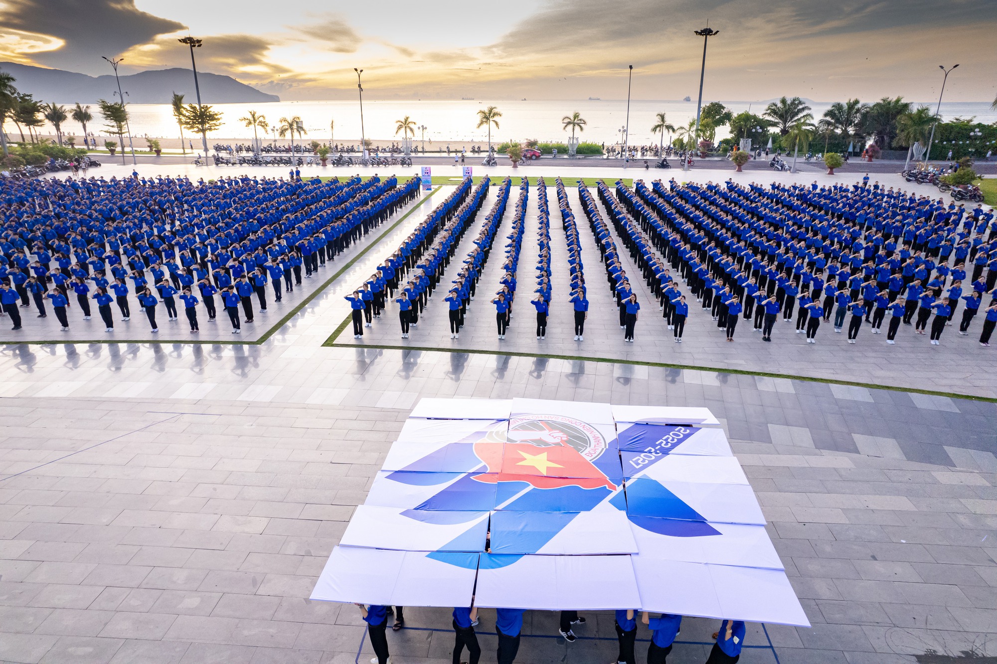 Khoảnh khắc ấn tượng 2.000 người ở Bình Định đồng diễn chào mừng đại hội Đoàn - Ảnh 8.