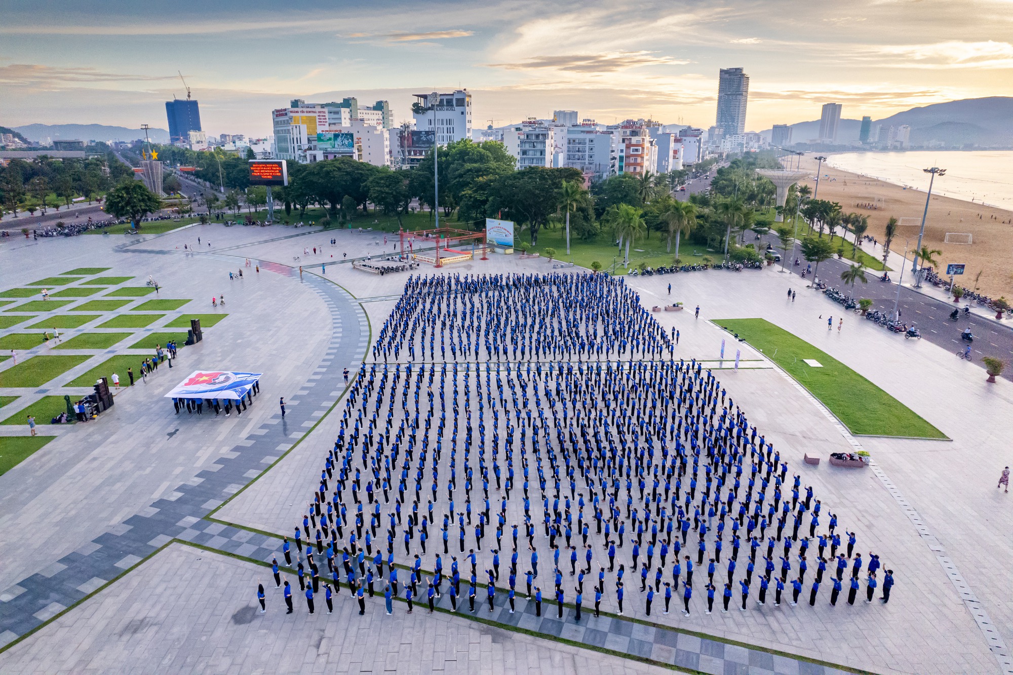 Khoảnh khắc ấn tượng 2.000 người ở Bình Định đồng diễn chào mừng đại hội Đoàn - Ảnh 5.