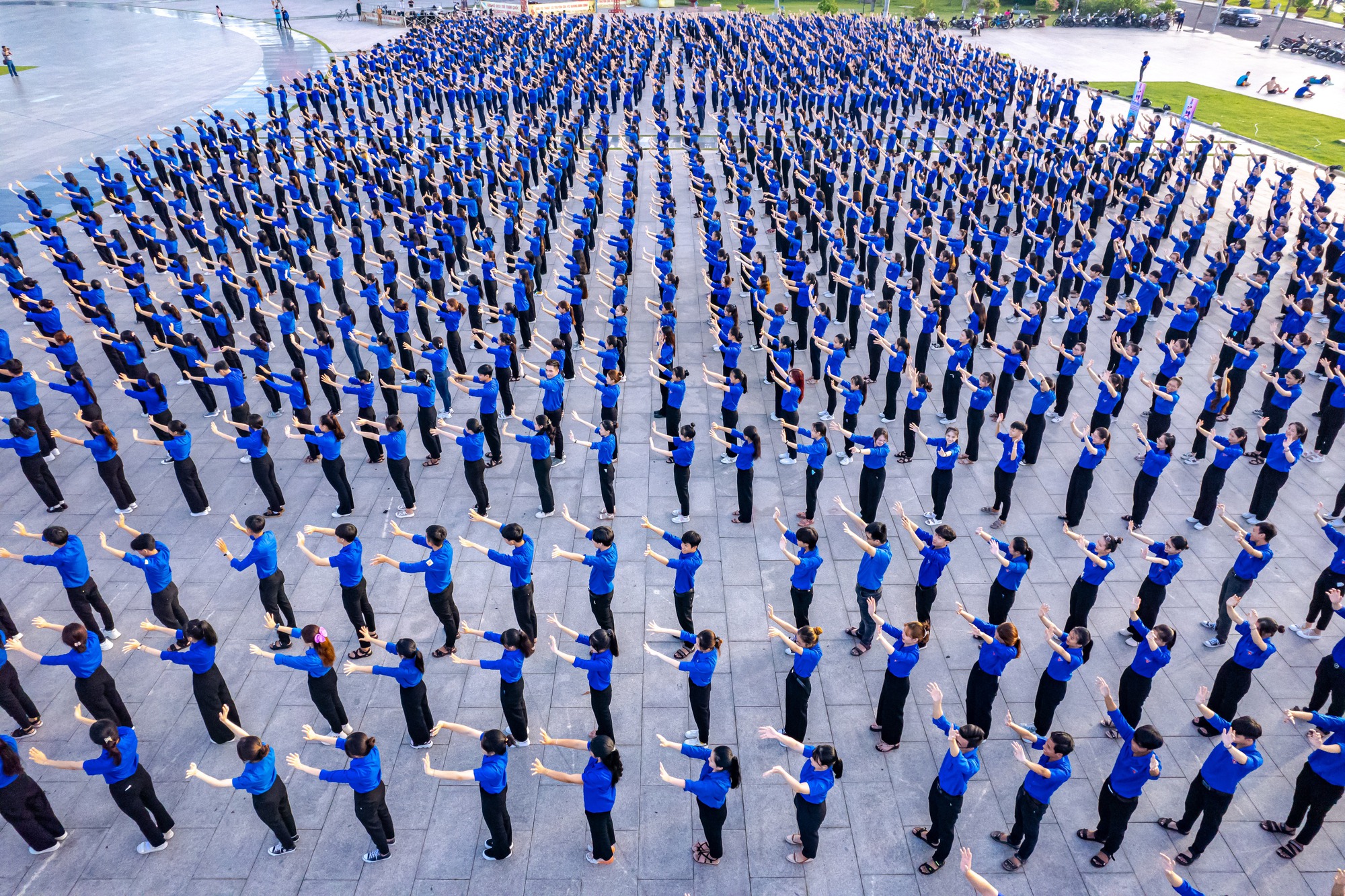 Khoảnh khắc ấn tượng 2.000 người ở Bình Định đồng diễn chào mừng đại hội Đoàn - Ảnh 2.