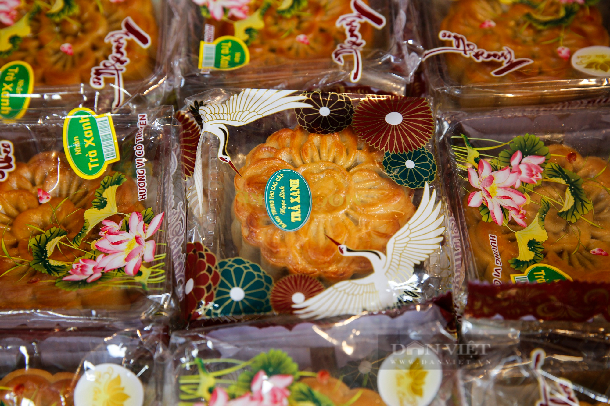 Bánh Trung thu đại hạ giá bày bán tràn lan trên vỉa hè Hà Nội - Ảnh 5.