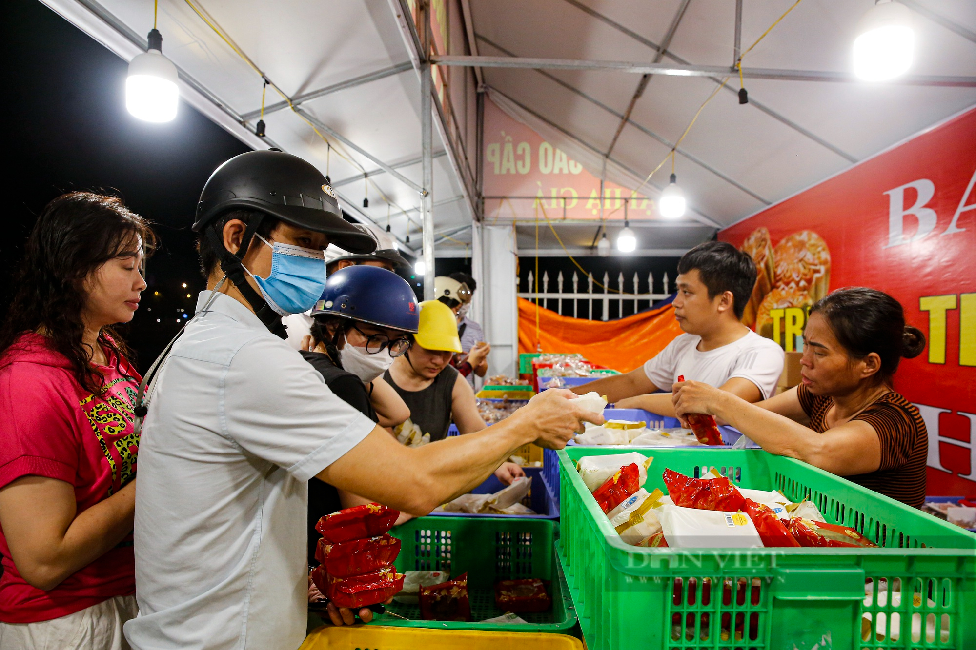 Bánh Trung thu đại hạ giá bày bán tràn lan trên vỉa hè Hà Nội - Ảnh 8.