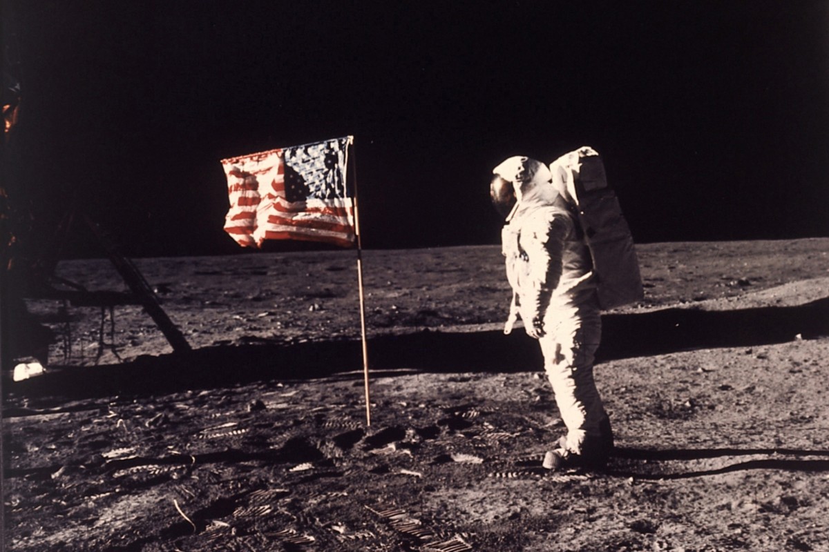 Neil Armstrong: Ông Neil Armstrong đã trở thành một huyền thoại khi trở thành người đầu tiên đặt chân lên Mặt Trăng. Tuy nhiên, câu chuyện liên quan đến sự kiện này vẫn còn rất nhiều điều để khám phá về những thử thách và khó khăn mà ông phải vượt qua. Xem những hình ảnh và câu chuyện tiêu biểu của ông trên màn hình để hiểu thêm về câu chuyện kinh điển này.