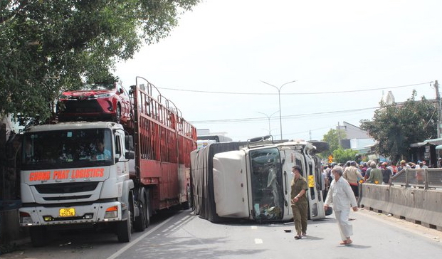 Bình Thuận: Xe tải tông hàng loạt xe máy, 2 người tử vong tại chỗ, 1 người bị thương nhập viện cấp cứu - Ảnh 1.