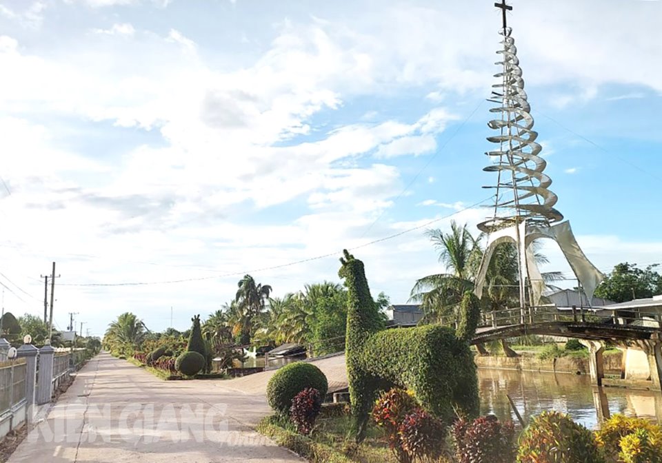 Đường nông thôn mới 2 trồng cây bông trang, huỳnh anh, mai chiếu thủy ở Kiên Giang, ai cũng trầm trồ - Ảnh 6.