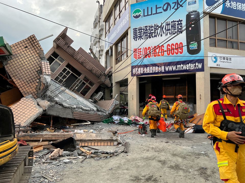 Cảnh báo sóng thần sau động đất mạnh dữ dội tại Đài Loan khiến nhiều tòa nhà sụp đổ - Ảnh 1.