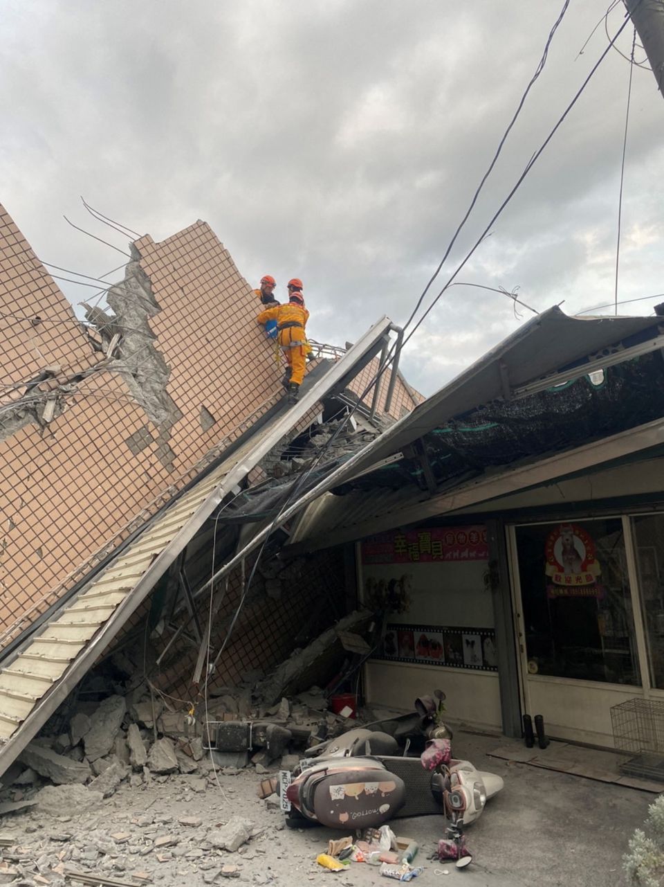 Cảnh báo sóng thần sau động đất mạnh dữ dội tại Đài Loan khiến nhiều tòa nhà sụp đổ - Ảnh 3.