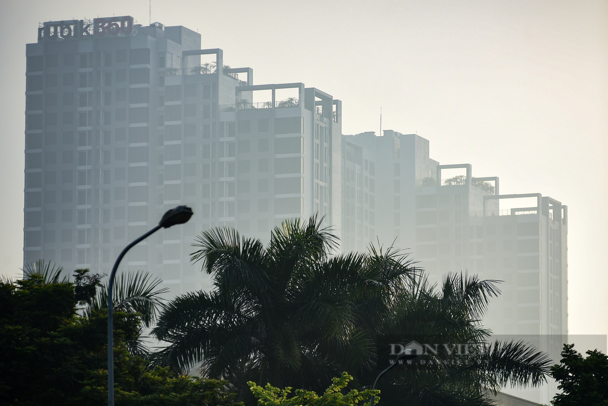 Hà Nội mức độ ô nhiễm không khí cao, sương mù bao trùm cả thành phố - Ảnh 3.