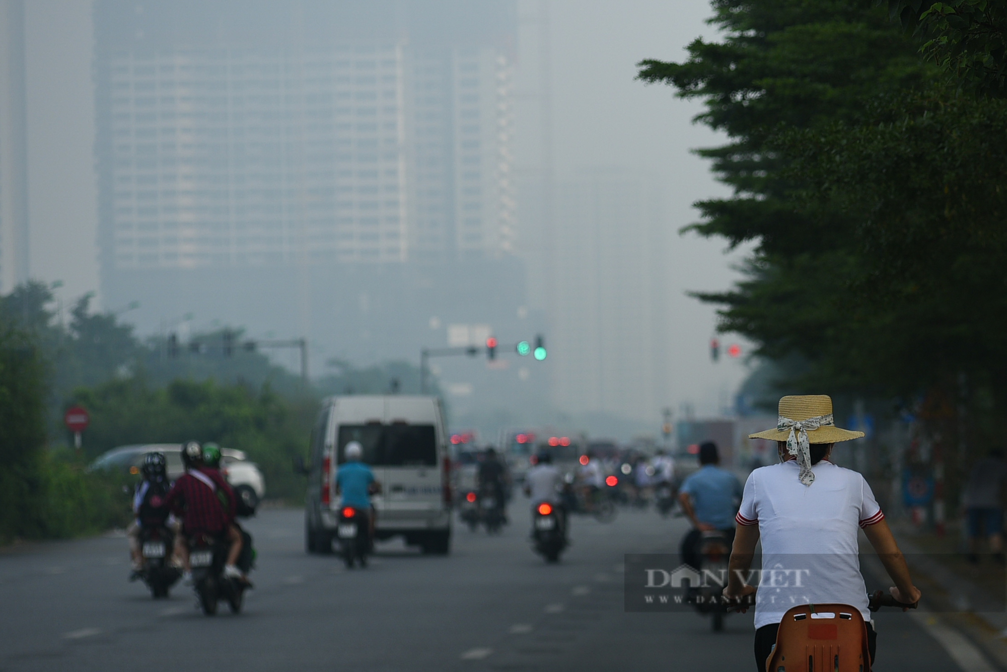 Hà Nội mức độ ô nhiễm không khí cao, sương mù bao trùm cả thành phố - Ảnh 4.