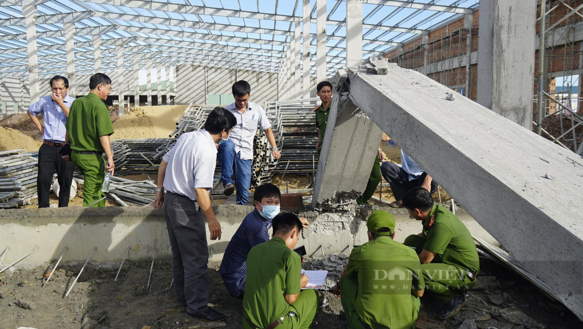 Người cấp phép xây dựng rời khỏi tổ điều tra vụ sập tường làm 5 người chết ở Bình Định - Ảnh 2.