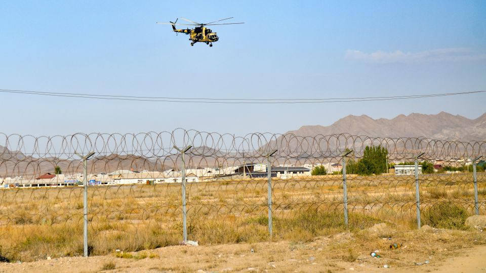 Xung đột Kyrgyzstan - Tajikistan leo thang khiến gần 100 người thiệt mạng, ông Putin tuyên bố 'nóng'  - Ảnh 1.