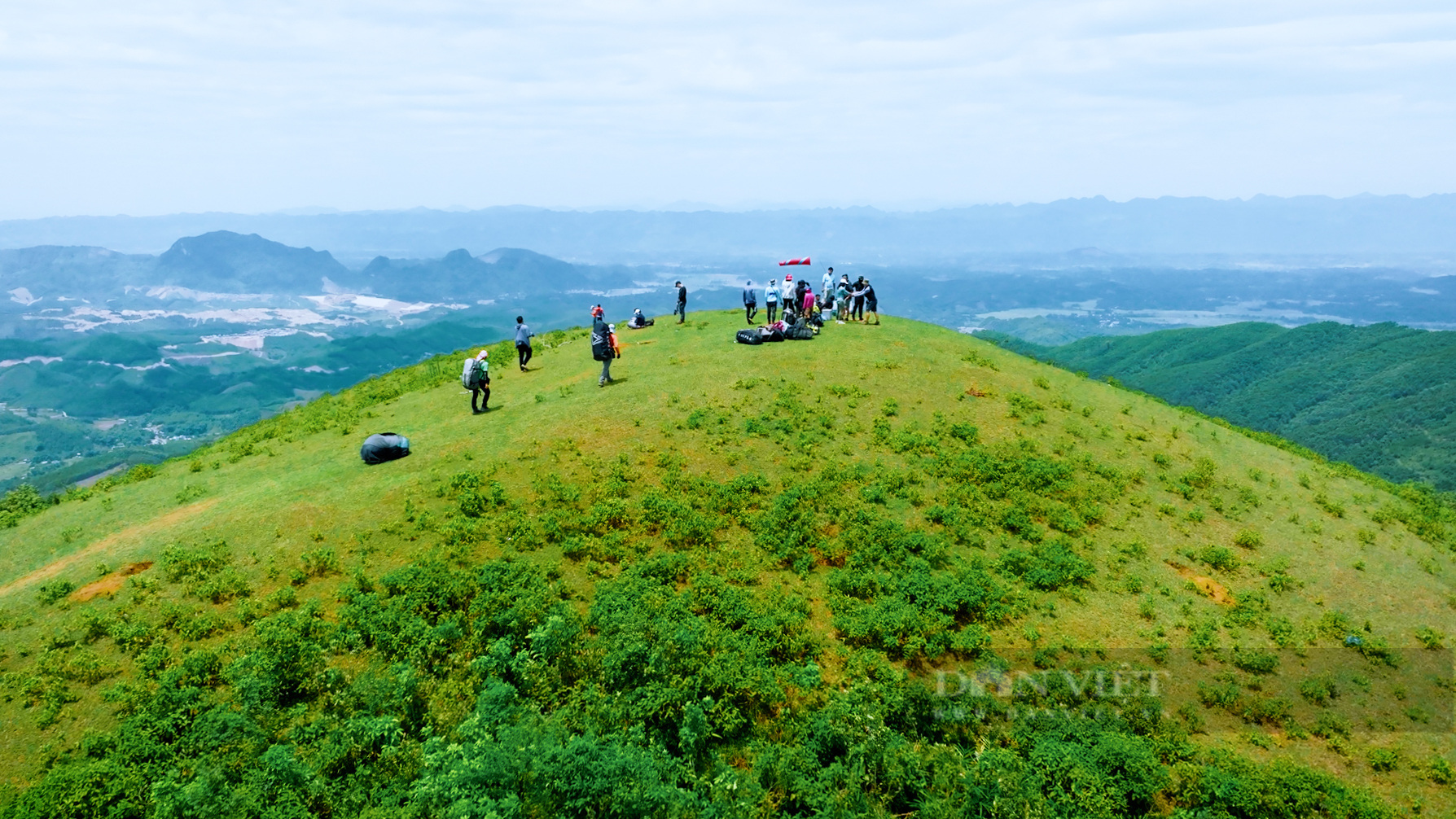 Giới trẻ rủ nhau lên xứ Mường chinh phục bầu trời với bộ môn dù lượn - Ảnh 2.