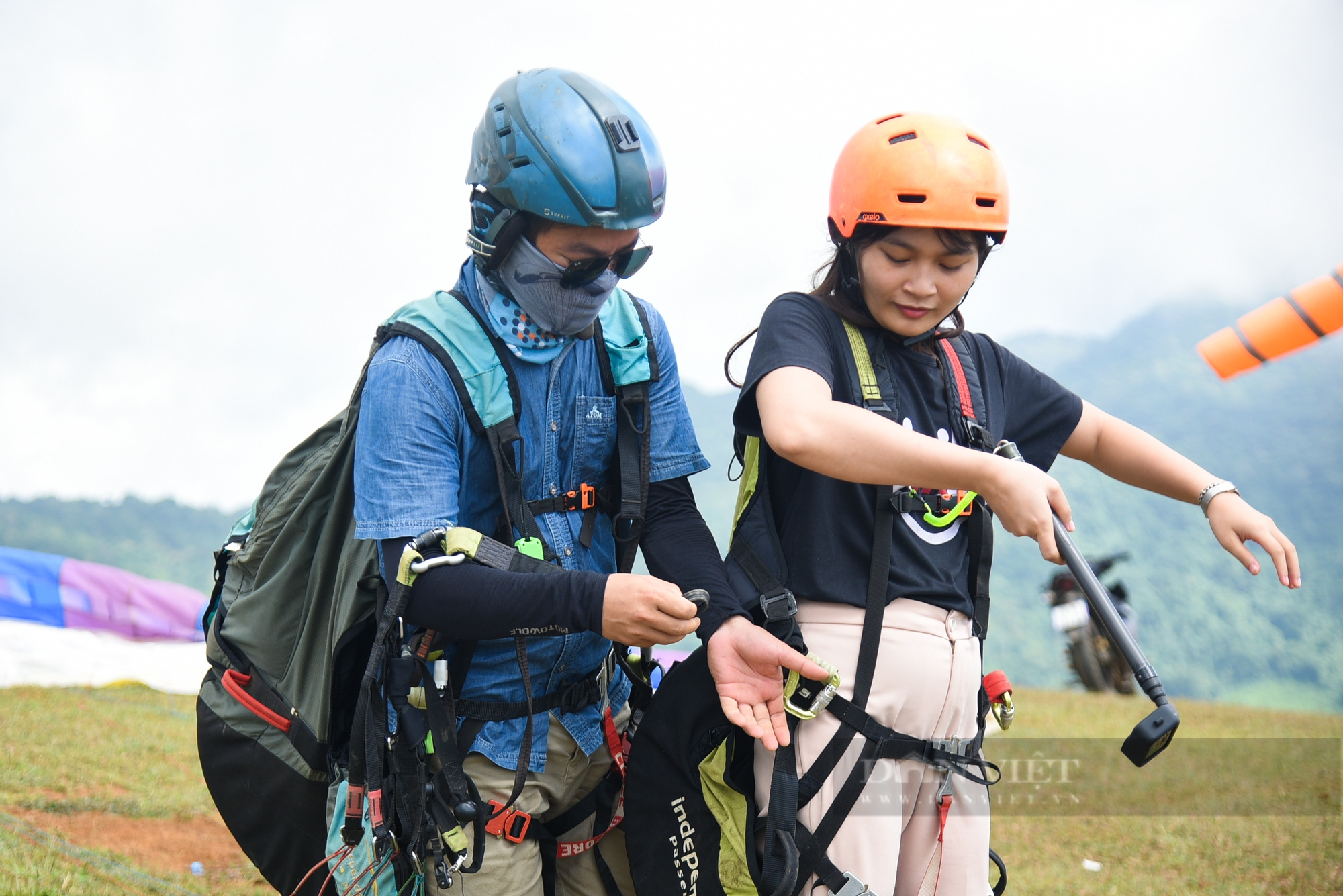 Giới trẻ rủ nhau lên xứ Mường chinh phục bầu trời với bộ môn dù lượn - Ảnh 8.